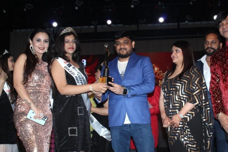 Paritosh aka Aashish Mehrotra made a special appearance as the chief guest at the Miss and Mrs Bhayander 2024 fashion show