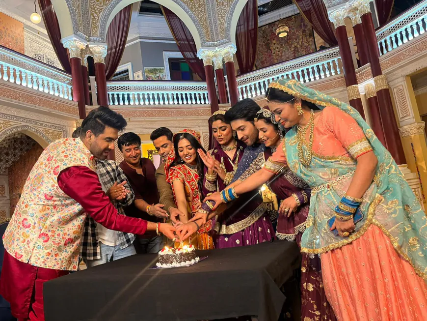 Cake Cutting and Media Interactions on the Set of Do Dooni 4 Films 'Dahej Daasi'