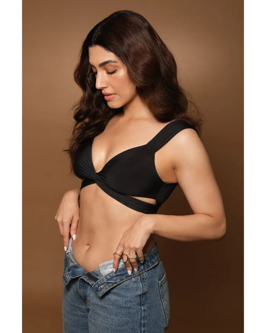 Delbar Aarya's New Pics Are Too Hot to Handle, Slips Into Sexy Look